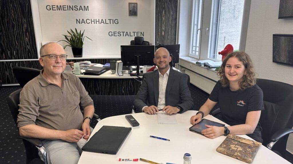 Martin Wilmes (links) und Vanessa Seidel (rechts) mit Bürgermeister Pascal Seidel