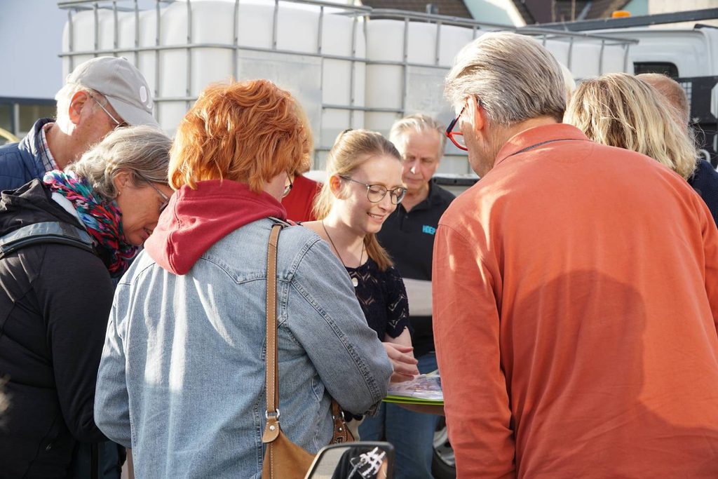 Frau Dr. Höcherl erläutert Teilnehmern, wie man Tapinoma Magnum erkennt