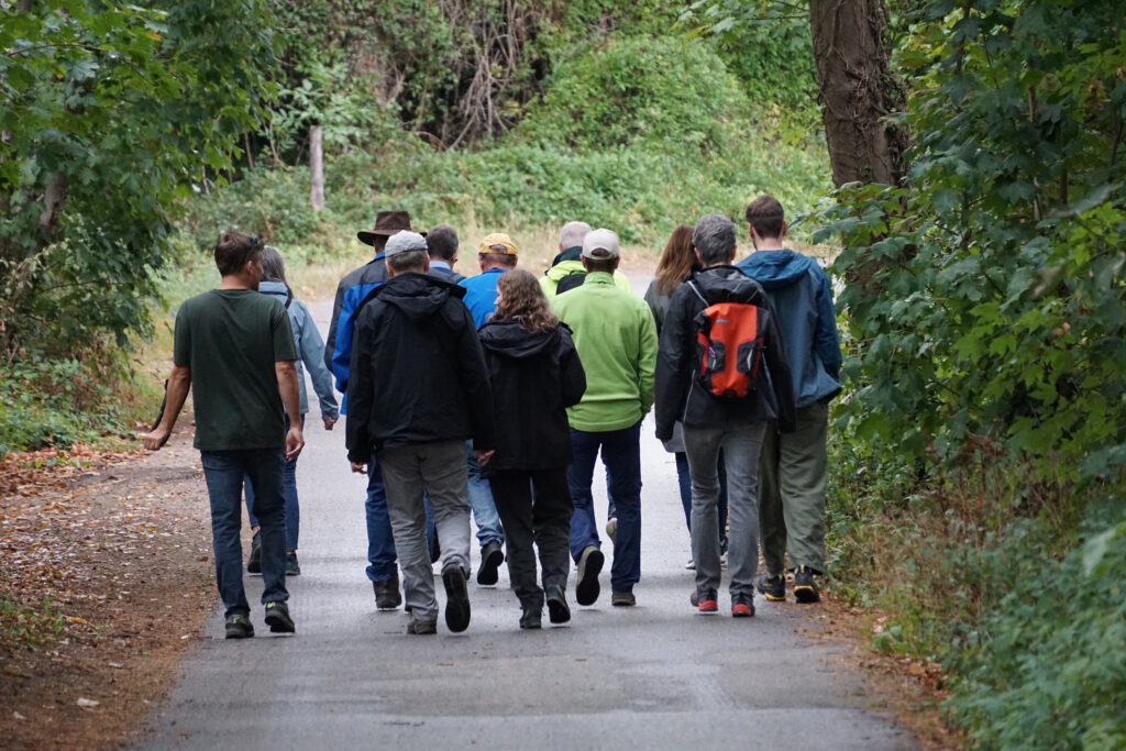 Die Exkursionsgruppe unterwegs zum Feldherrenhügel